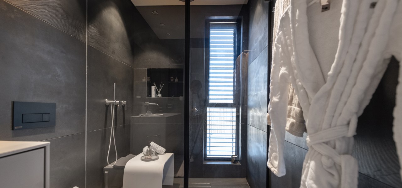 קליל באוהאוס 5600 חלון ציר בשילוב קבוע תחתון מתן חדר רצחה שחור
