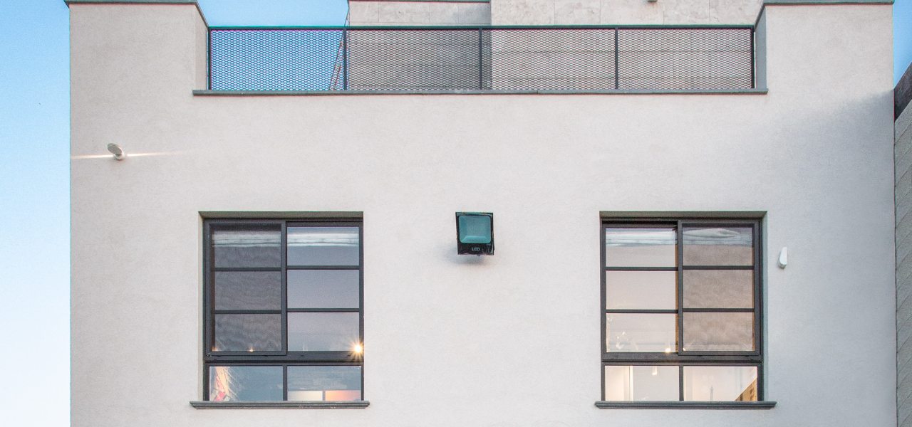 קליל באוהאוס 5600 דלת וחלון ציר בשילוב קבוע צד ציר על קבוע תחתון מבט מבחוץ ק.קרקע וק.ראשונה שחור (2) (1)