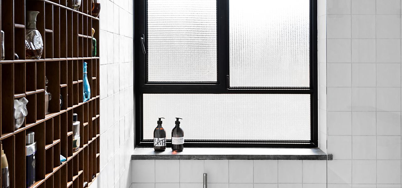 קלילי באוהאוס 5600 חלון ציר קבוע צד בשילוב קבוע תחתון חדר רחצה שחור