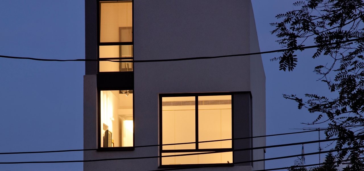 קליל בלגי 4300 חלונות  ציר הבית הצר בלגי מבט מבחוץ שחור